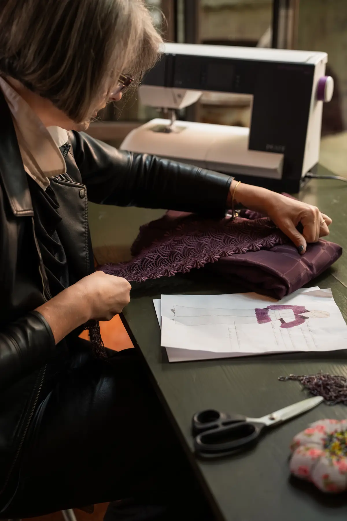 Desiree werkt geconcentreerd aan kleding ontwerp