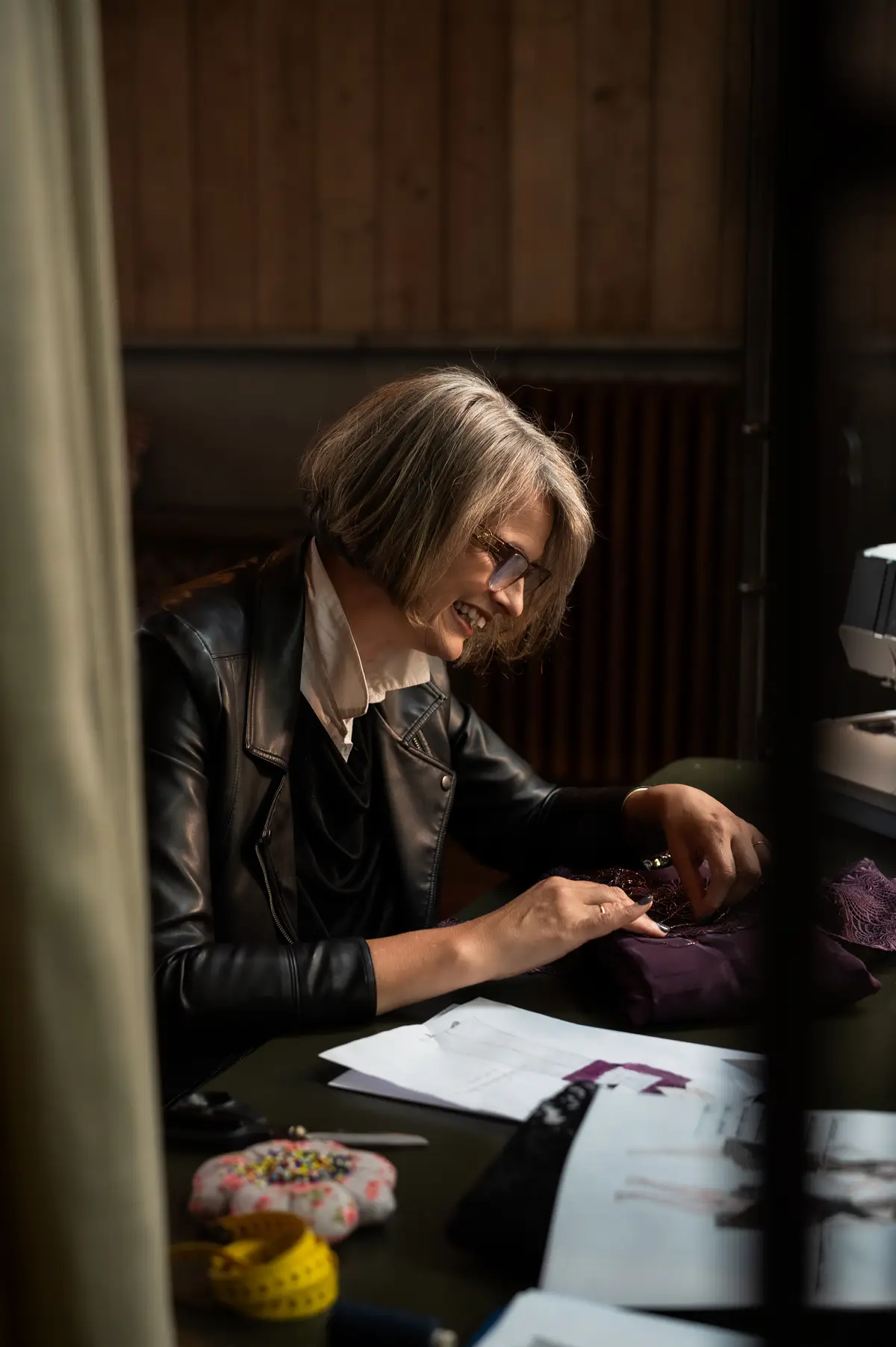 Creatieve ondernemer Desiree de Kort werkt aan een ontwerp of project