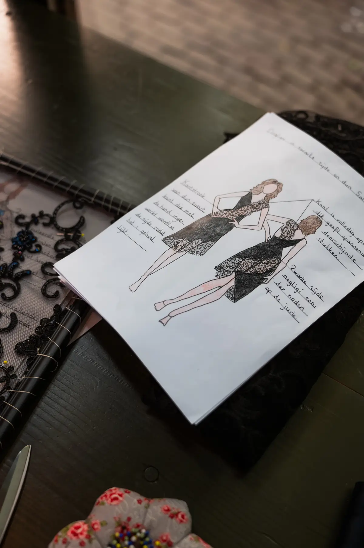 Mode ontwerp schetsen met aantekeningen over stof en naden