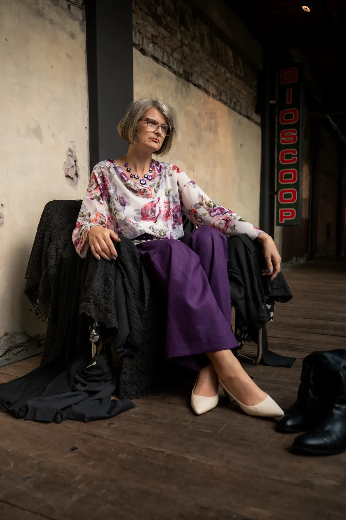 Desiree de Kort in een creatieve studio tussen zwarte stoffen en materialen