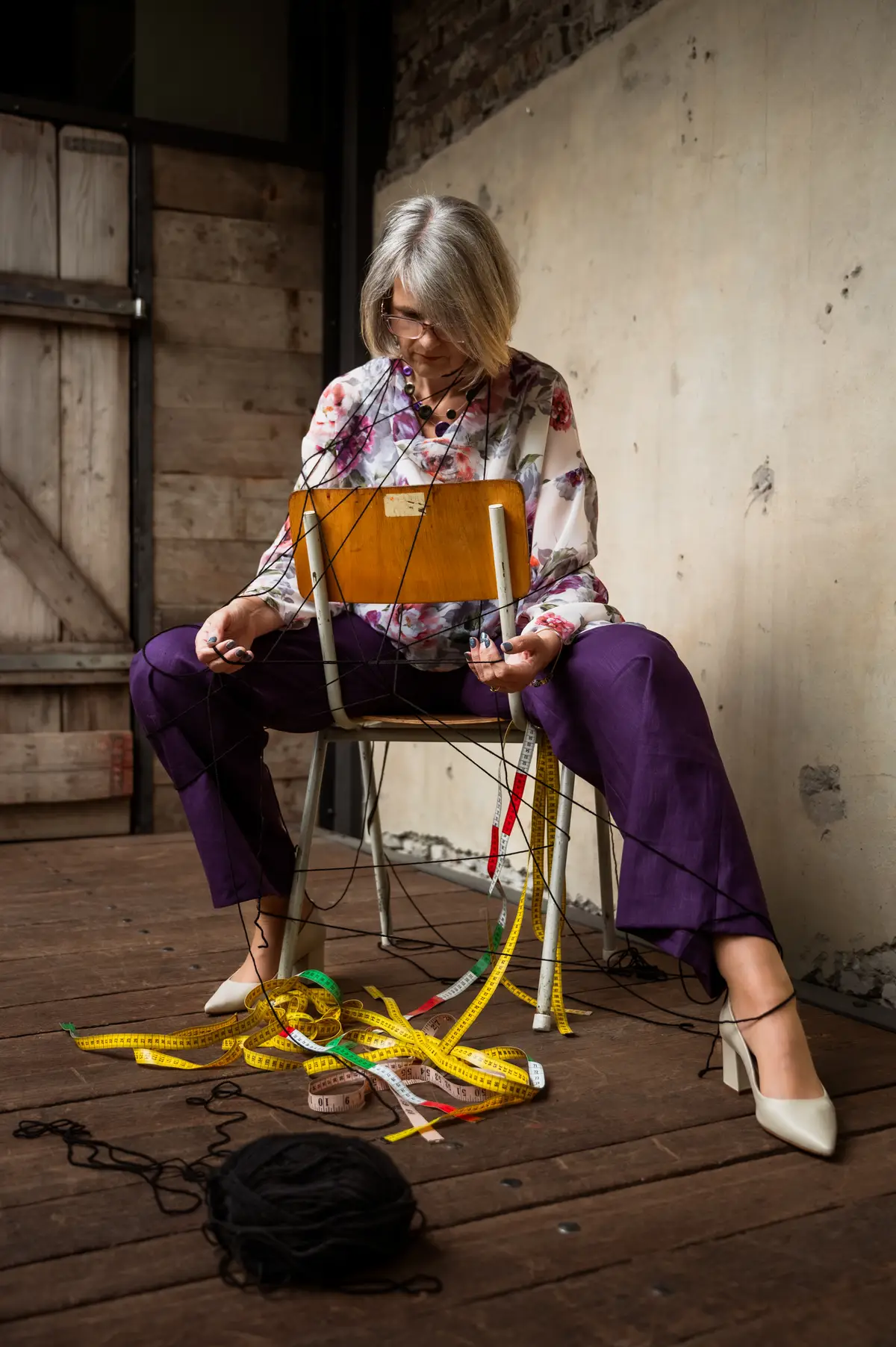 Desiree de Kort werkt op een stoel in een industriële creatieve werkruimte