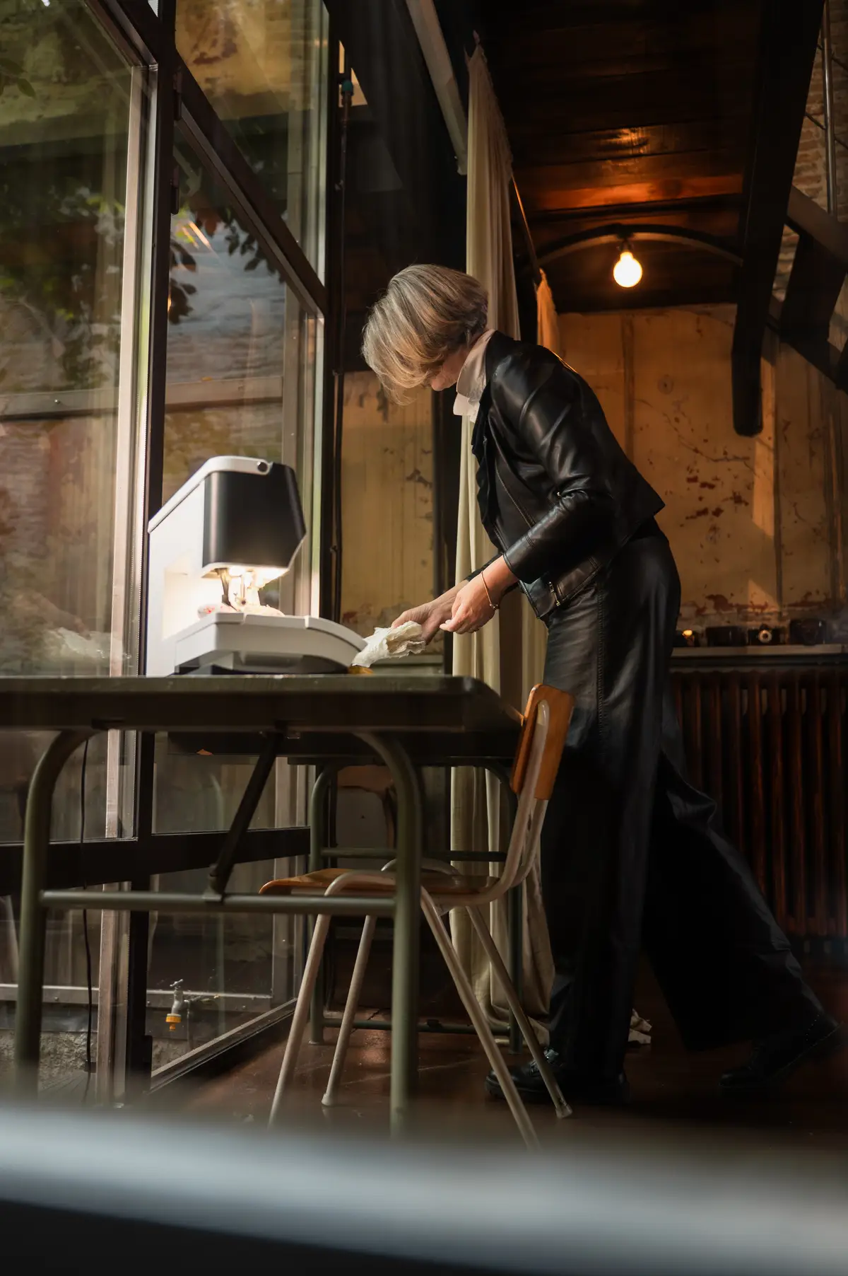 Creatieve ondernemer werkt aan een ontwerp in een studio