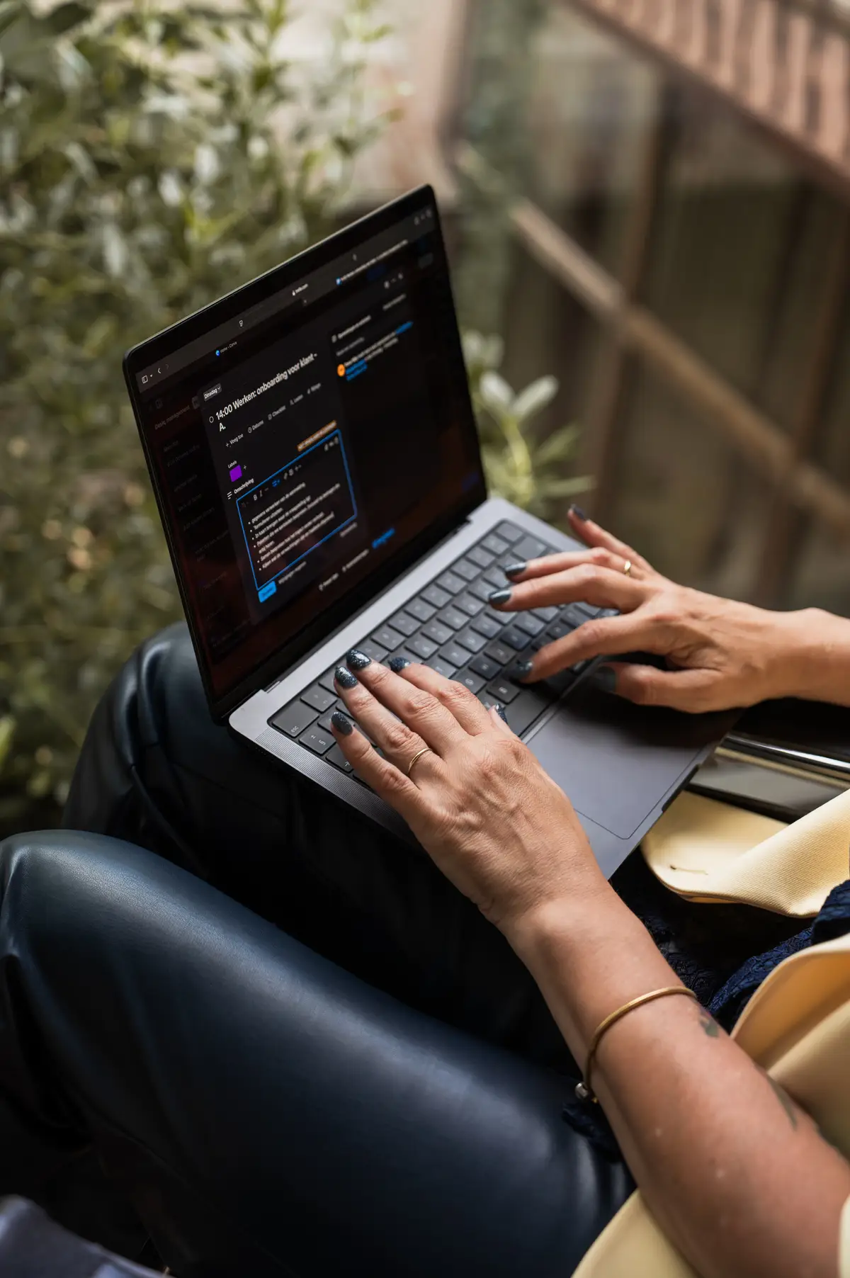 Desiree de Kort werkt als Online Business Manager op een laptop aan klant onboarding