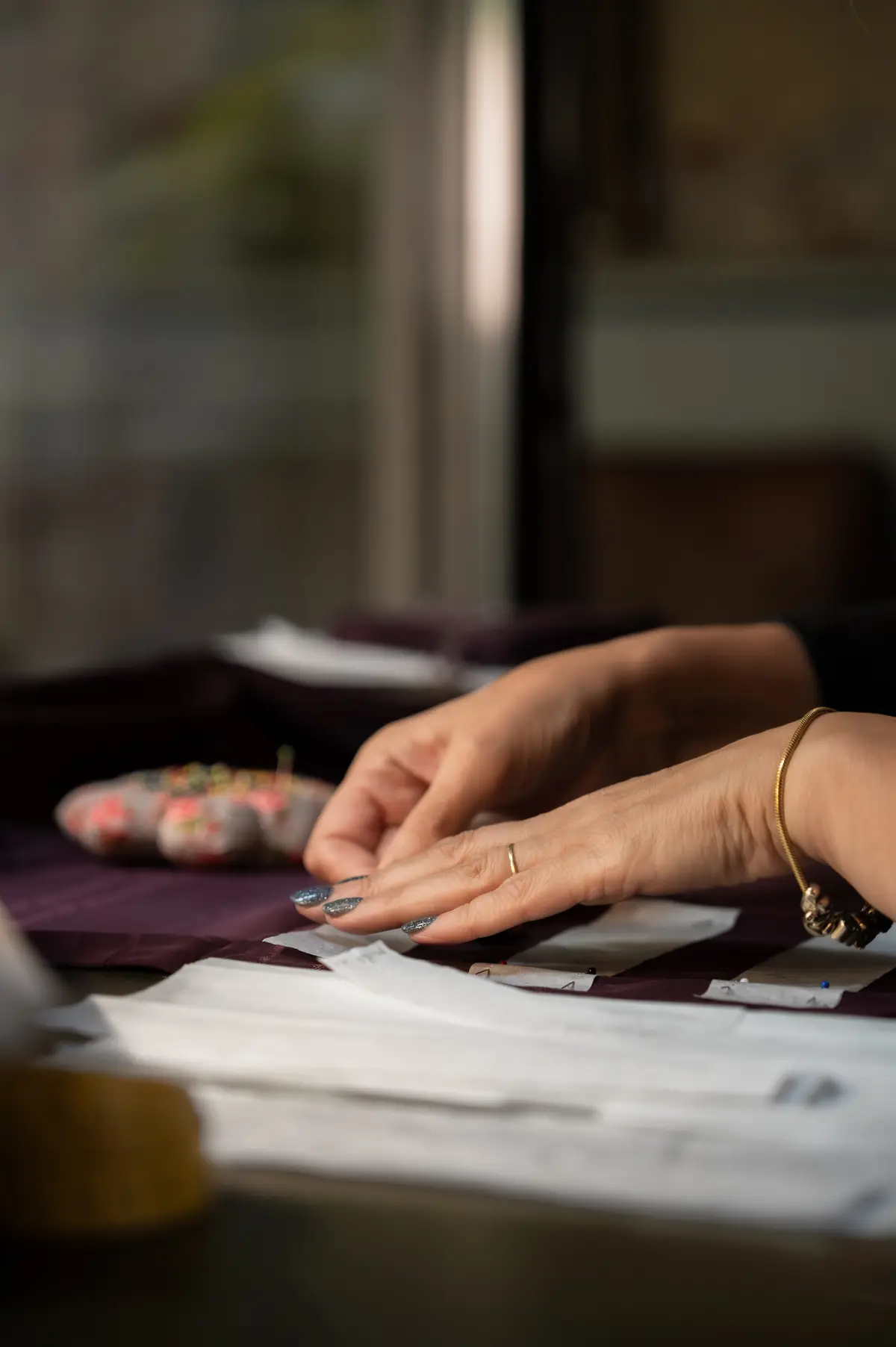 Ondernemer werkt geconcentreerd aan een creatief bedrijfsproces