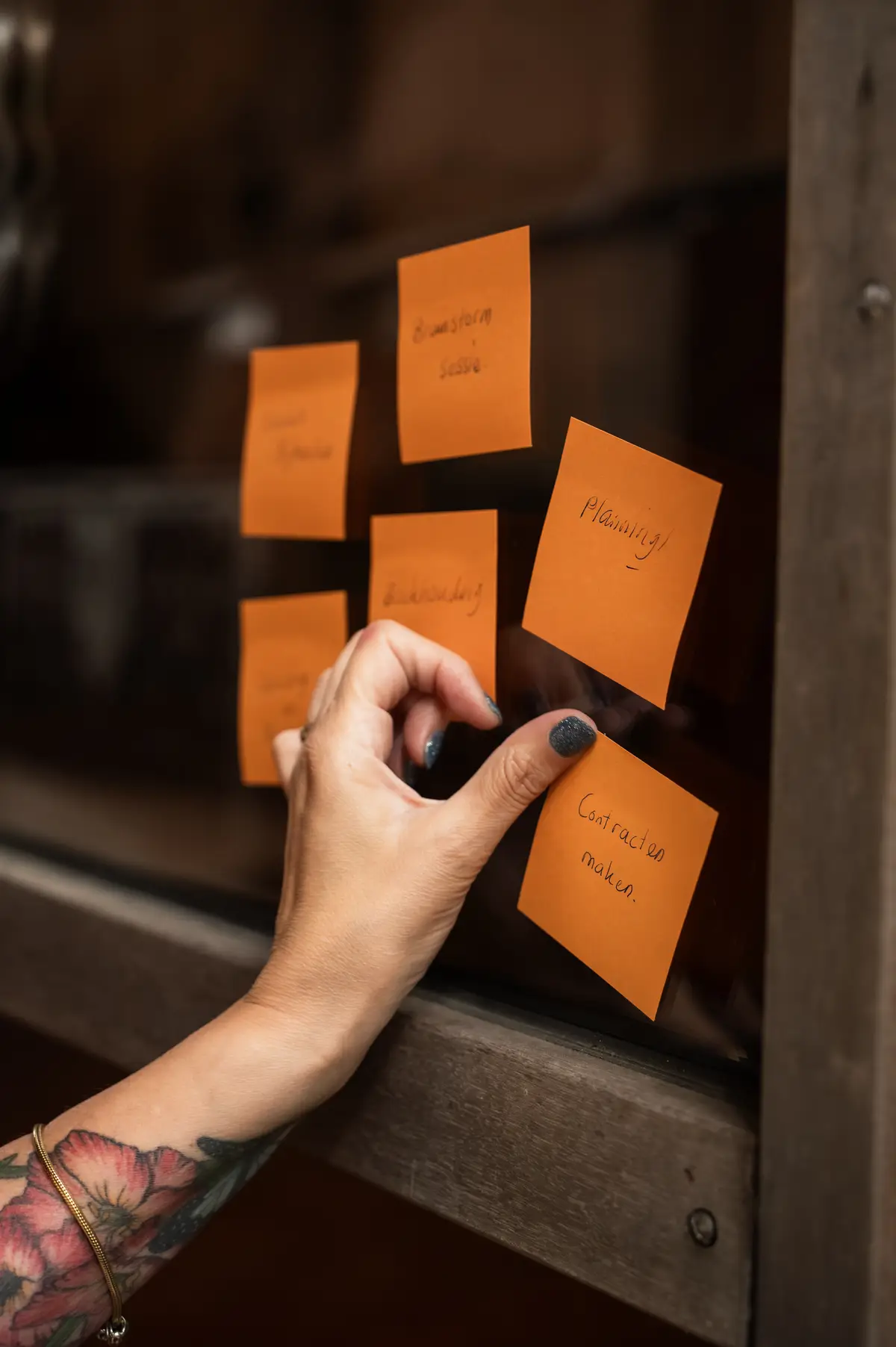 Hand ordent sticky notes voor brainstorm, planning en contracten